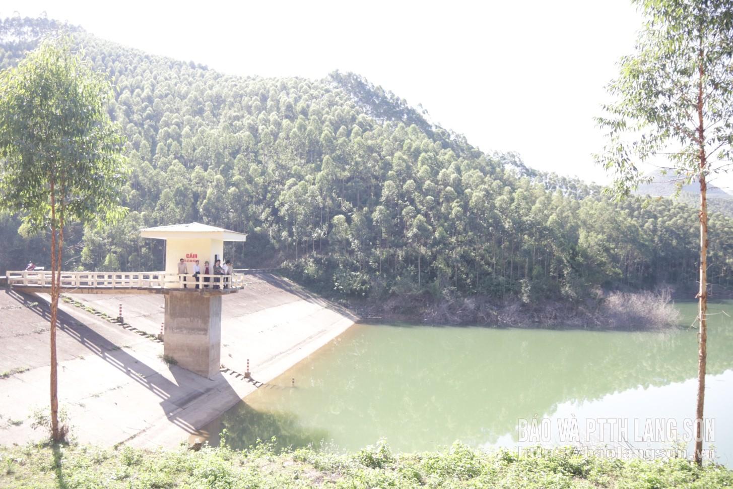 Đoàn công tác kiểm tra công trình hồ chứa trên địa bàn xã Tân Thành