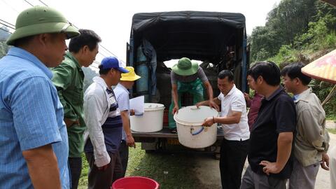 Trung tâm Khuyến nông triển khai mô hình phát triển nuôi cá lồng an toàn sinh học
