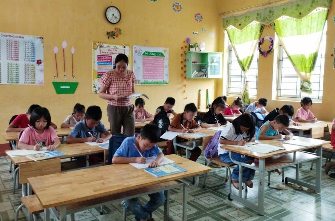 Chính sách học phí, hỗ trợ chi phí học tập giúp con em hộ nghèo được đến trường học tập không bị gián đoạn. Ảnh: Hoàng Nghĩa. Chính sách học phí, hỗ trợ chi phí học tập giúp con em hộ nghèo được đến trường học tập không bị gián đoạn. Ảnh: Hoàng Nghĩa.