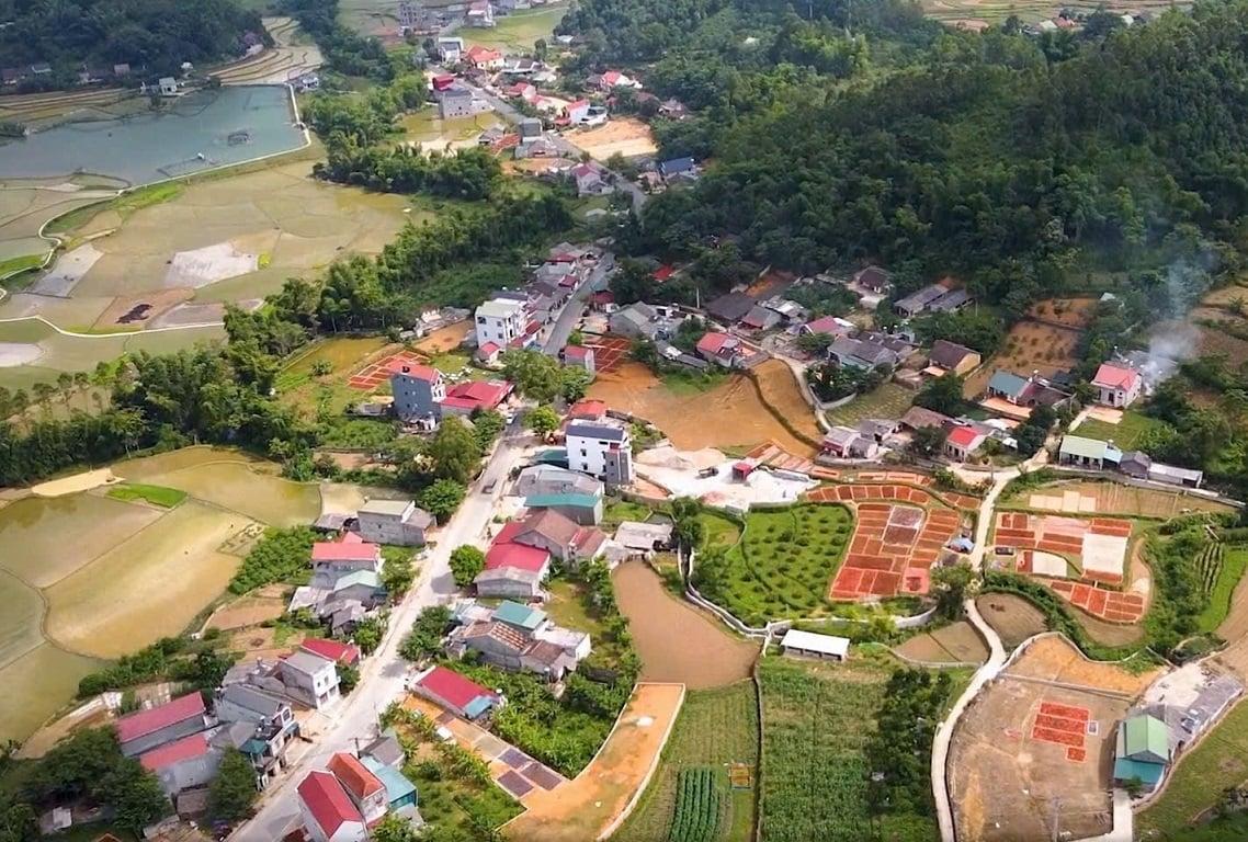 Tỷ lệ hộ nghèo giảm mạnh từ 12,2% xuống 3,36%, nhiều nhóm chính sách được thực hiện đồng bộ giúp Lạng Sơn tiến gần mục tiêu giảm nghèo bền vững. Ảnh: Hoàng Nghĩa. Tỷ lệ hộ nghèo giảm mạnh từ 12,2% xuống 3,36%, nhiều nhóm chính sách được thực hiện đồng bộ giúp Lạng Sơn tiến gần mục tiêu giảm nghèo bền vững. Ảnh: Hoàng Nghĩa.