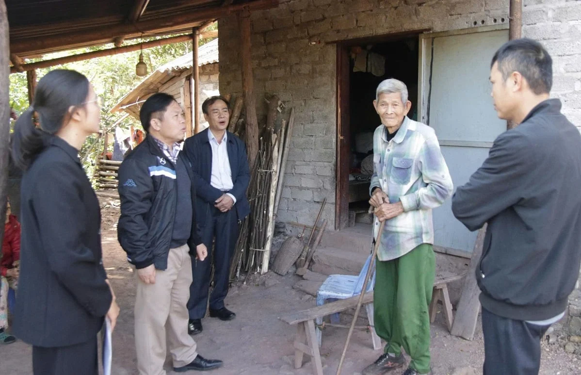Đoàn công tác của Sở NN-MT Lạng Sơn kiểm tra chương trình giảm nghèo tại xã Châu Sơn. Ảnh: Hoàng Nghĩa. Đoàn công tác của Sở NN-MT Lạng Sơn kiểm tra chương trình giảm nghèo tại xã Châu Sơn. Ảnh: Hoàng Nghĩa.