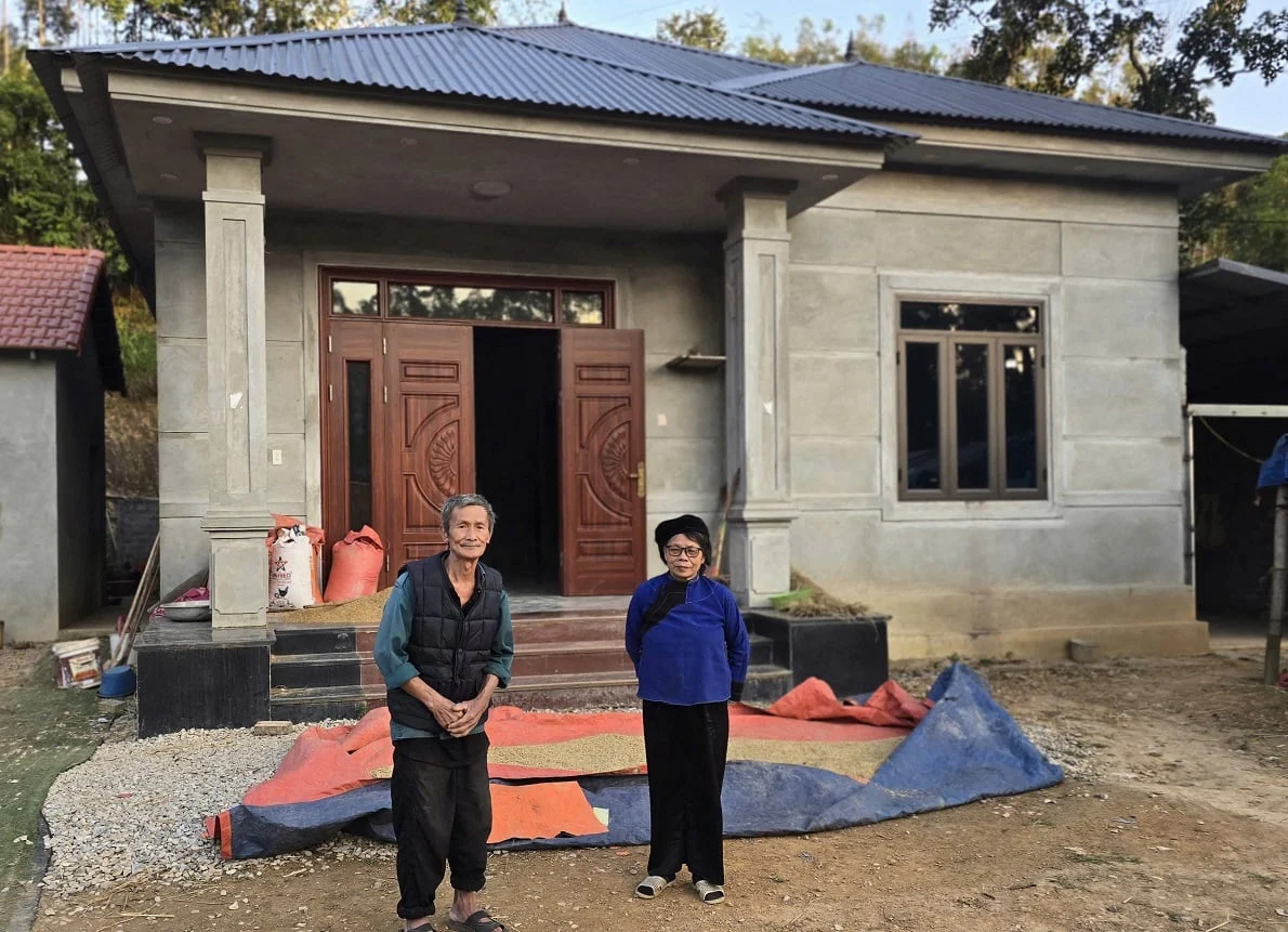 Có chỗ ở ổn thỏa, ông Hoa bảo lòng mình yên hơn để tính tiếp chuyện nuôi bò, trồng rừng rồi cải thiện cuộc sống từng bước. Ảnh: Hoàng Nghĩa. Có chỗ ở ổn thỏa, ông Hoa bảo lòng mình yên hơn để tính tiếp chuyện nuôi bò, trồng rừng rồi cải thiện cuộc sống từng bước. Ảnh: Hoàng Nghĩa.