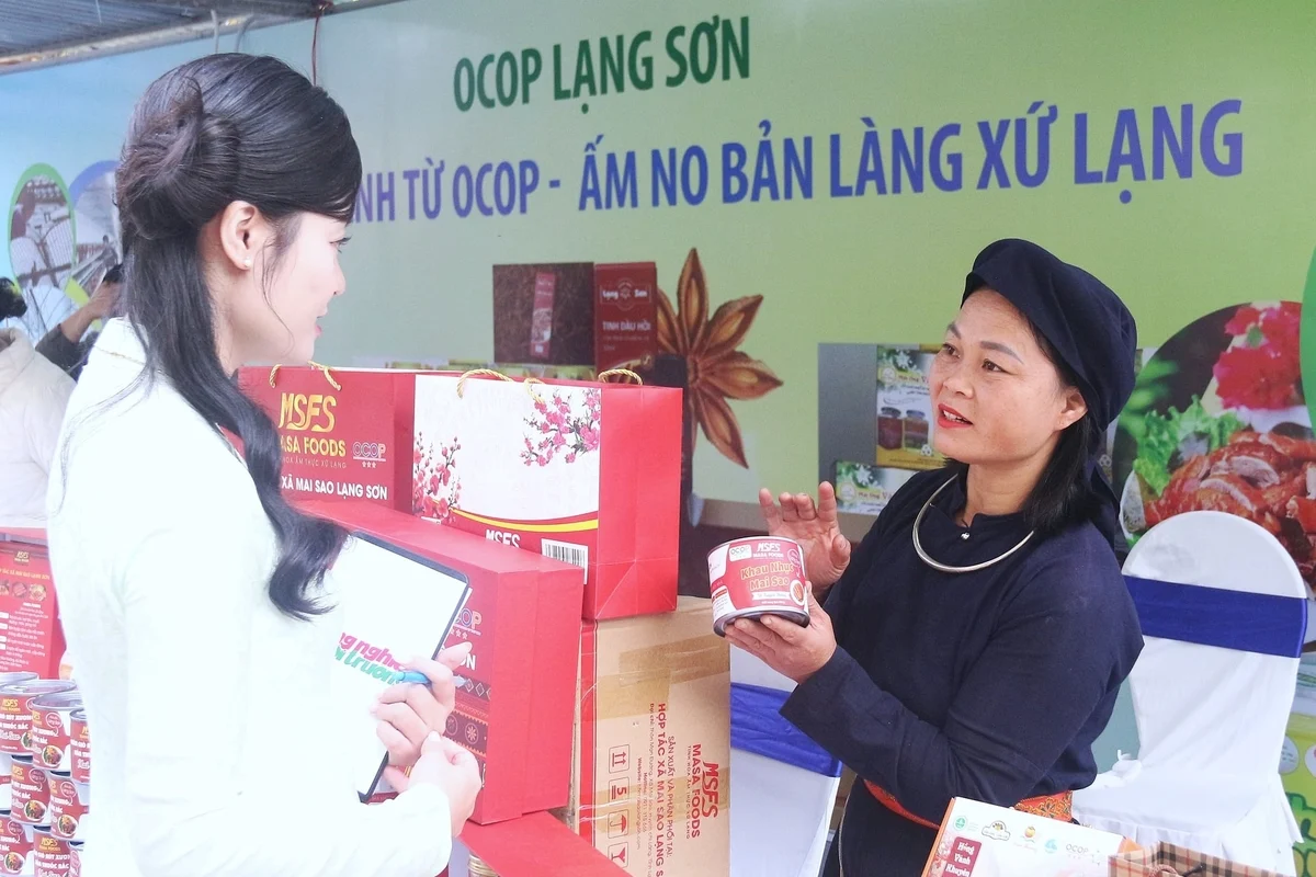 Bà Hoàng Thị Yên chia sẻ những câu chuyện văn hóa đằng sau những sản phẩm OCOP Lạng Sơn. Ảnh: Trung Hiếu.