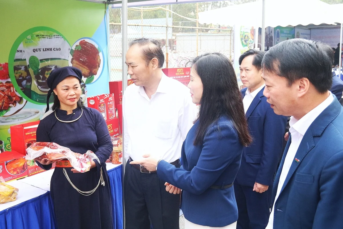 Thứ trưởng Bộ Nông nghiệp và Môi trường Phùng Đức Tiến (áo trắng), Phó Chủ tịch UBND tỉnh Lạng Sơn Trần Thanh Nhàn và các đại biểu tham quan gian hàng OCOP xứ Lạng. Ảnh: Trung Hiếu.