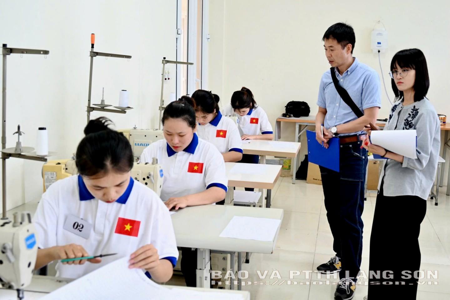 Các lao động trước khi đi làm việc tại Nhật Bản được hỗ trợ học nghề may miễn phí