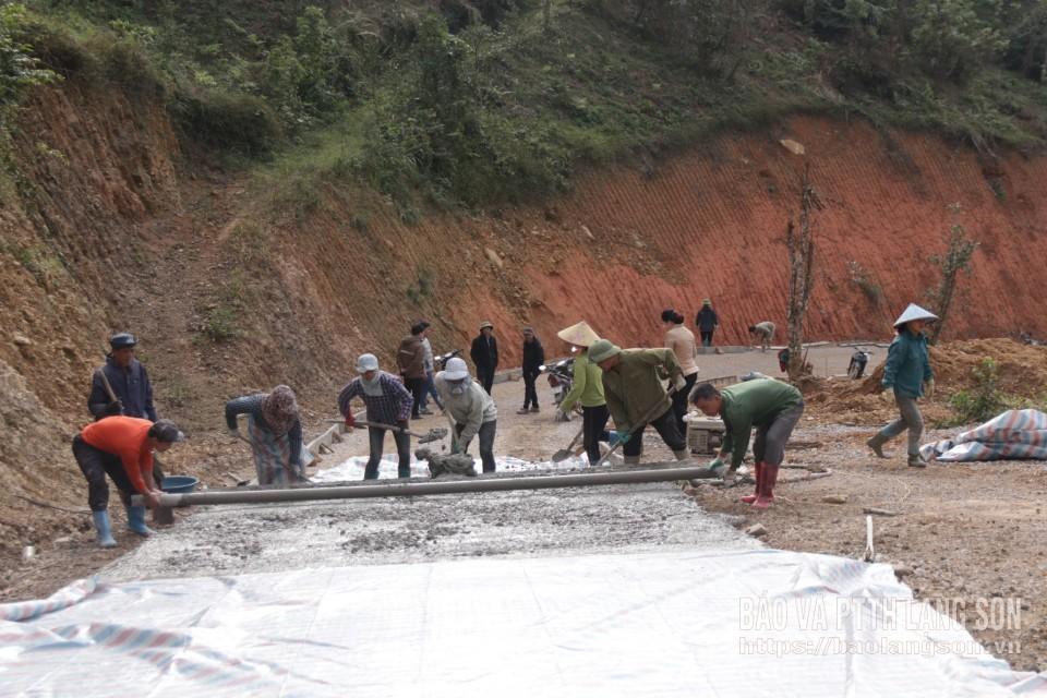 Thi công đường giao thông nông thôn trên địa bàn xã Hồng Phong