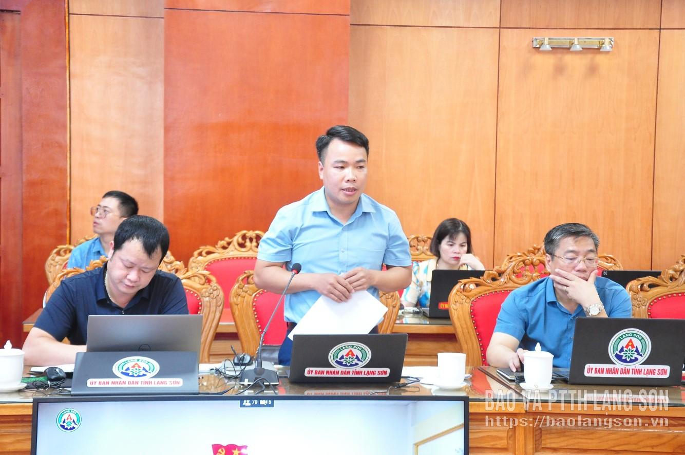 Lãnh đạo Văn phòng Đăng ký đất đai tỉnh báo cáo tại hội nghị