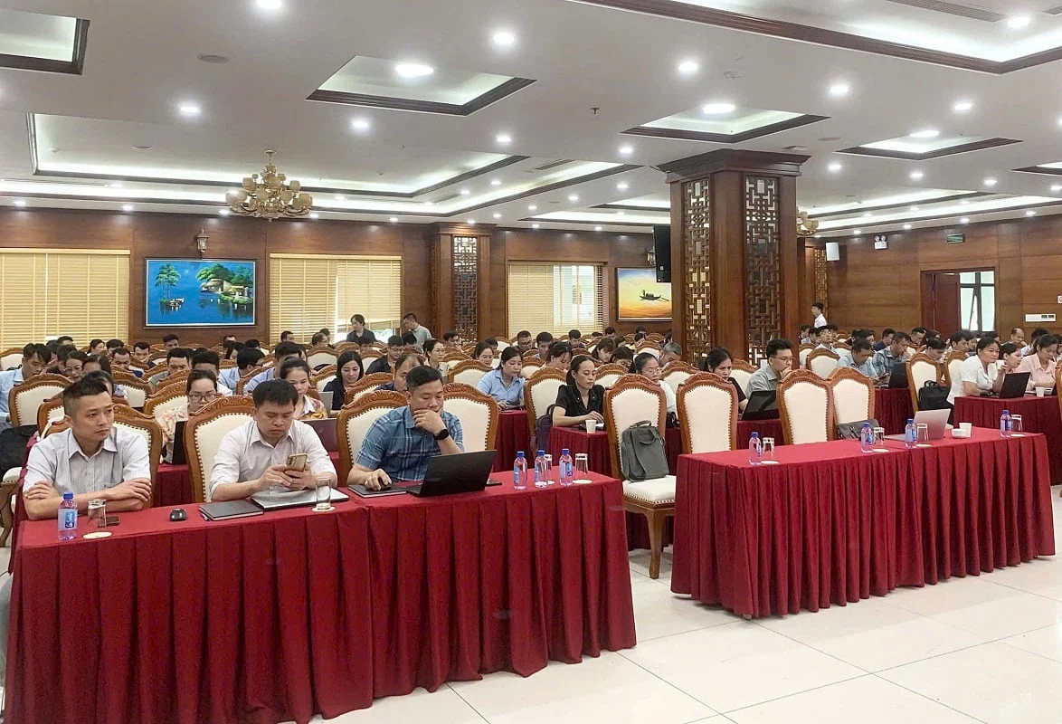 Các lớp tập huấn về hoàn thiện CSDL đất đai đang được Văn phòng ĐKĐĐ tỉnh Lạng Sơn tích cực triển khai tới cán bộ cấp xã, góp phần đẩy nhanh tiến độ số hóa dữ liệu trên địa bàn. Ảnh: Hoàng Nghĩa. Các lớp tập huấn về hoàn thiện CSDL đất đai đang được Văn phòng ĐKĐĐ tỉnh Lạng Sơn tích cực triển khai tới cán bộ cấp xã, góp phần đẩy nhanh tiến độ số hóa dữ liệu trên địa bàn. Ảnh: Hoàng Nghĩa.