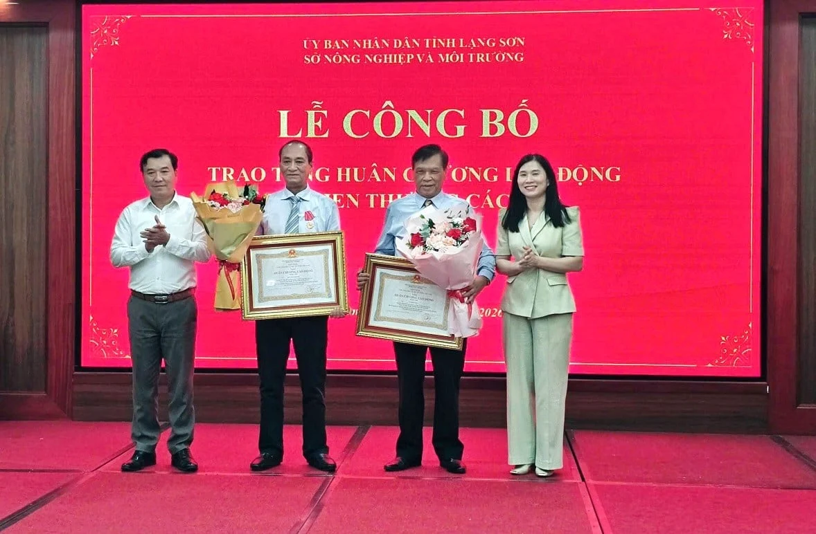 Thừa ủy quyền của Chủ tịch nước, Phó Chủ tịch UBND tỉnh Trần Thanh Nhàn trao Huân chương Lao động hạng Nhì, hạng Ba cho các đồng chí nguyên là lãnh đạo Sở Tài nguyên và Môi trường, Sở Địa chính. Ảnh: Hoàng Nghĩa. Thừa ủy quyền của Chủ tịch nước, Phó Chủ tịch UBND tỉnh Trần Thanh Nhàn trao Huân chương Lao động hạng Nhì, hạng Ba cho các đồng chí nguyên là lãnh đạo Sở Tài nguyên và Môi trường, Sở Địa chính. Ảnh: Hoàng Nghĩa.