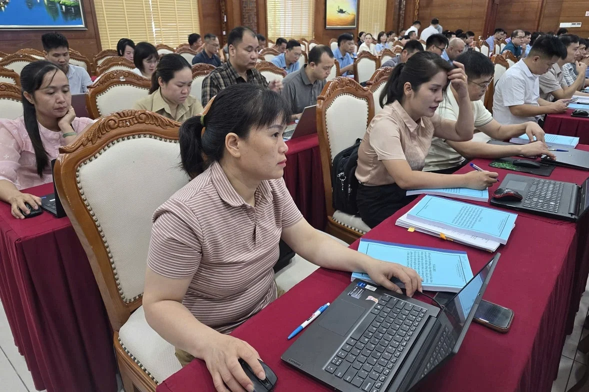 Tham gia lớp bồi dưỡng có hơn 130 đại biểu là lãnh đạo UBND; công chức phòng Kinh tế 65 xã, phương trên địa bàn tỉnh Lạng Sơn. Ảnh: Hoàng Nghĩa. Tham gia lớp bồi dưỡng có hơn 130 đại biểu là lãnh đạo UBND; công chức phòng Kinh tế 65 xã, phương trên địa bàn tỉnh Lạng Sơn. Ảnh: Hoàng Nghĩa.