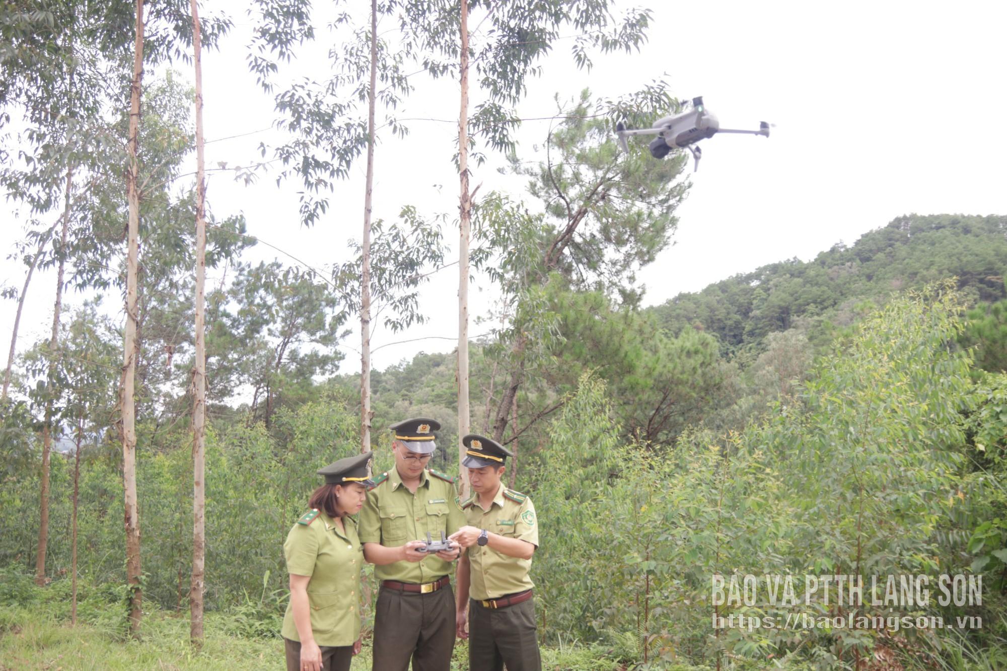 Lãnh đạo và cán bộ Hạt Kiểm lâm khu vực Lộc Bình sử dụng flycam trong công tác quản lý, bảo vệ rừng