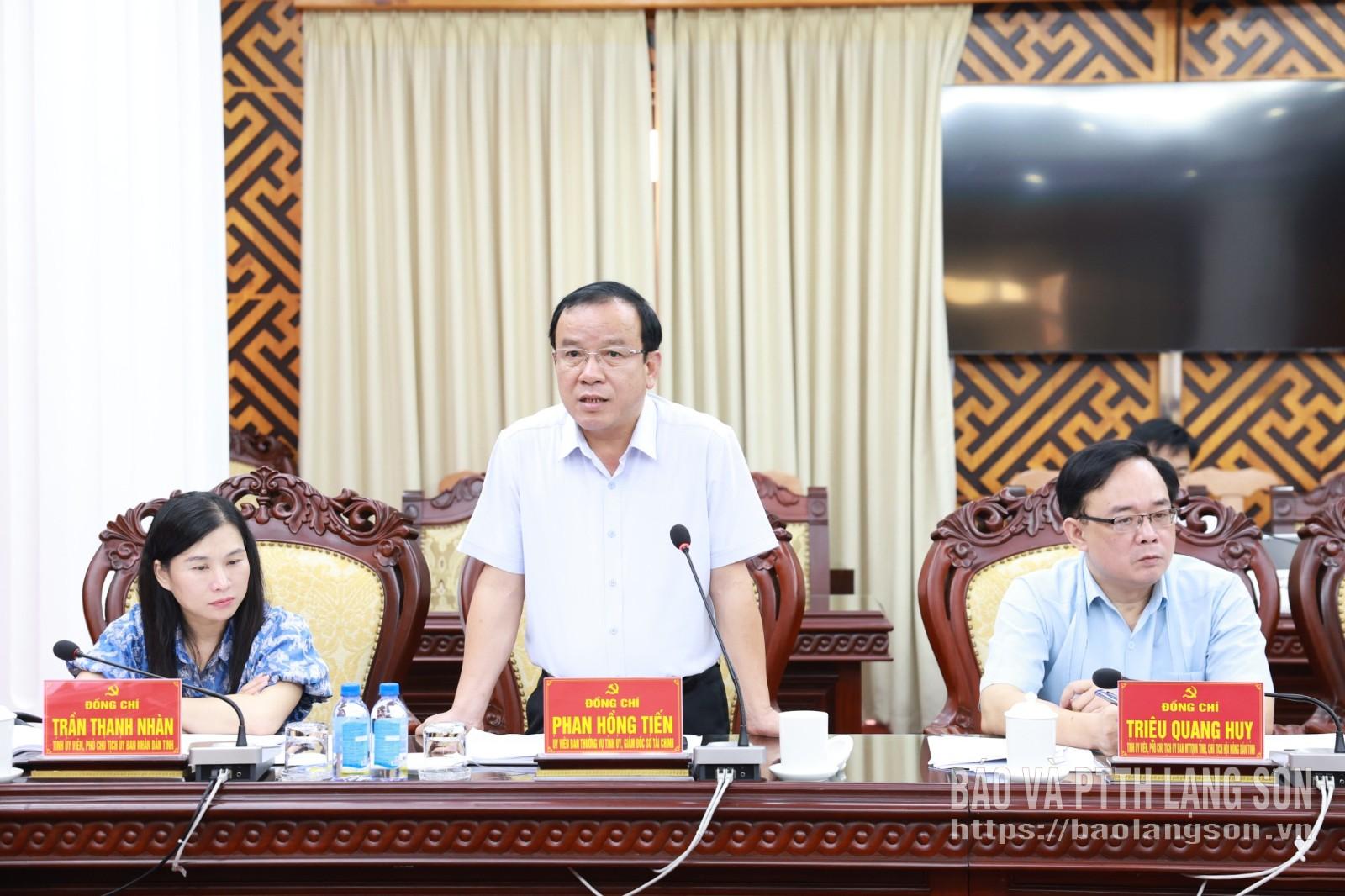 Đồng chí Phan Hồng Tiến, Ủy viên Ban Thường vụ Tỉnh Ủy, Giám đốc Sở Tài chính phát biểu tại hội nghị