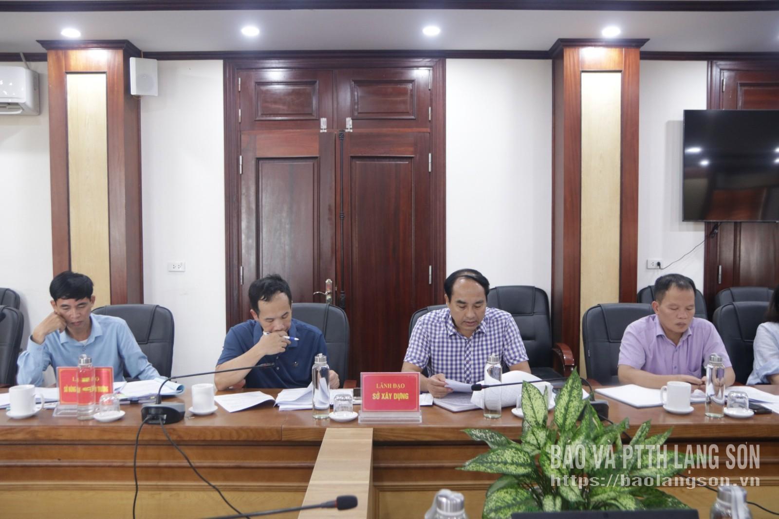 Các đại biểu nghiên cứu tài liệu tại buổi kiểm tra