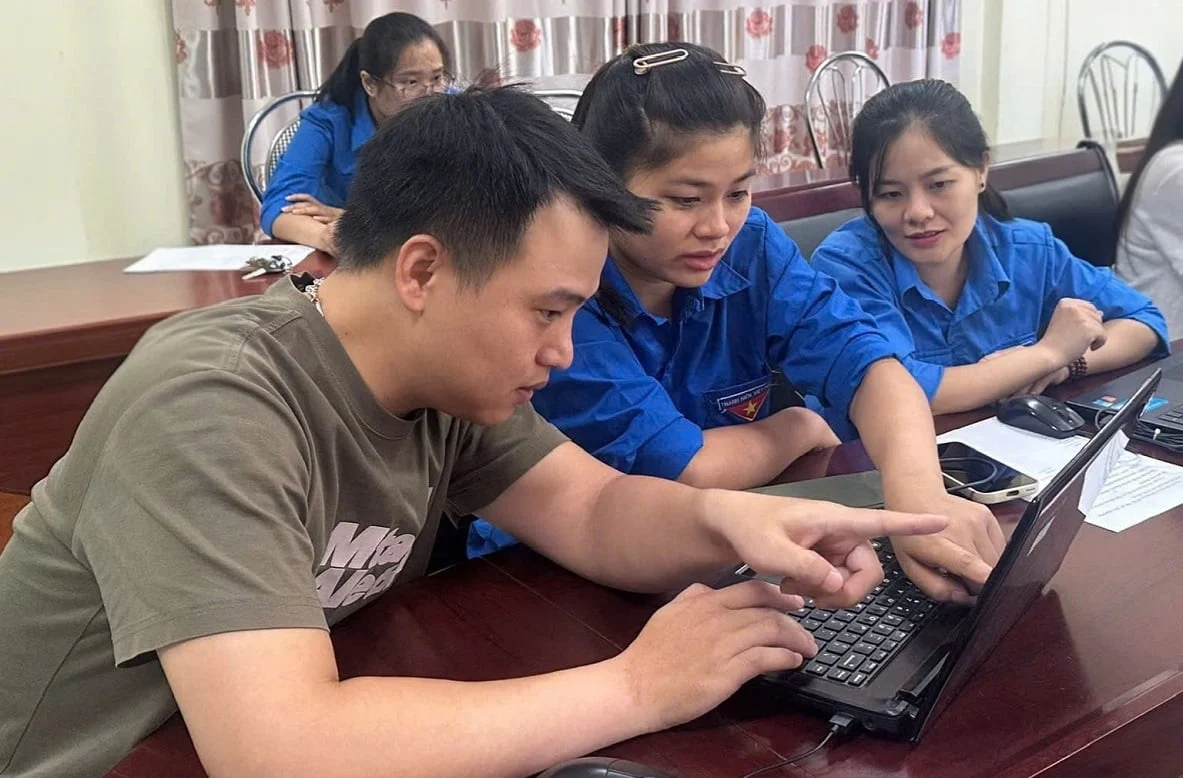 Đoàn viên thanh niên Sở Nông nghiệp và Môi trường tham gia hỗ trợ số hóa hồ sơ, nhập dữ liệu, góp phần hoàn thiện cơ sở dữ liệu đất đai. Ảnh: Hoàng Nghĩa. Đoàn viên thanh niên Sở Nông nghiệp và Môi trường tham gia hỗ trợ số hóa hồ sơ, nhập dữ liệu, góp phần hoàn thiện cơ sở dữ liệu đất đai. Ảnh: Hoàng Nghĩa.