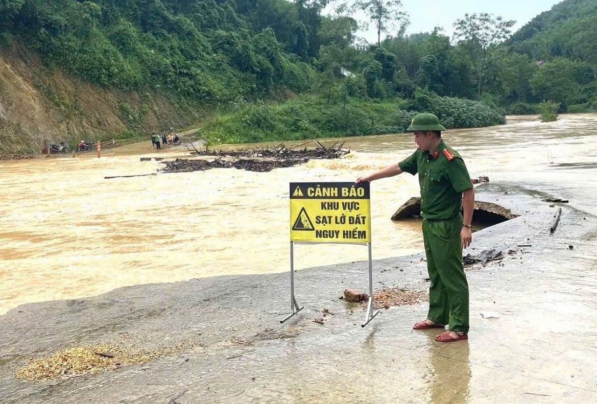 Cảnh báo nguy hiểm được đặt tại những khu vực ngập sâu, tiềm ẩn nguy cơ mất an toàn. Ảnh: CALS.