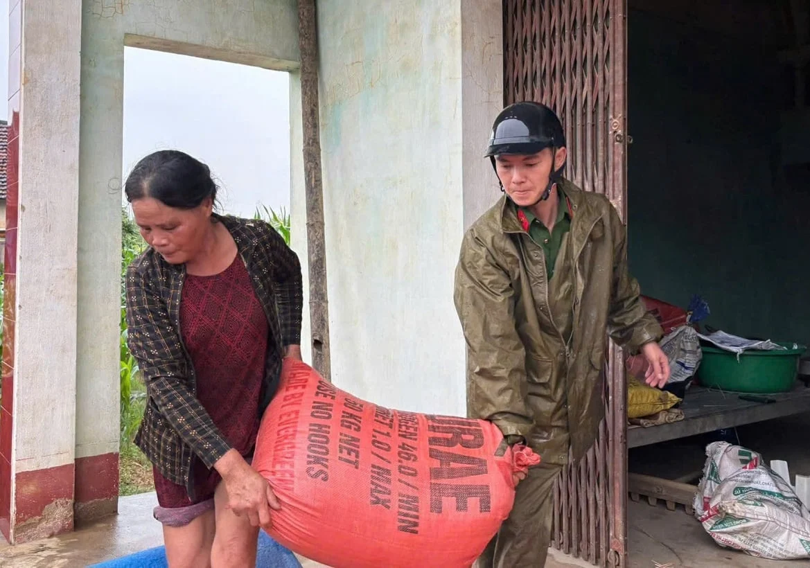 Lực lượng chức năng hỗ trợ người dân di chuyển tài sản khỏi khu vực nguy hiểm do mưa lũ. Ảnh: CALS.