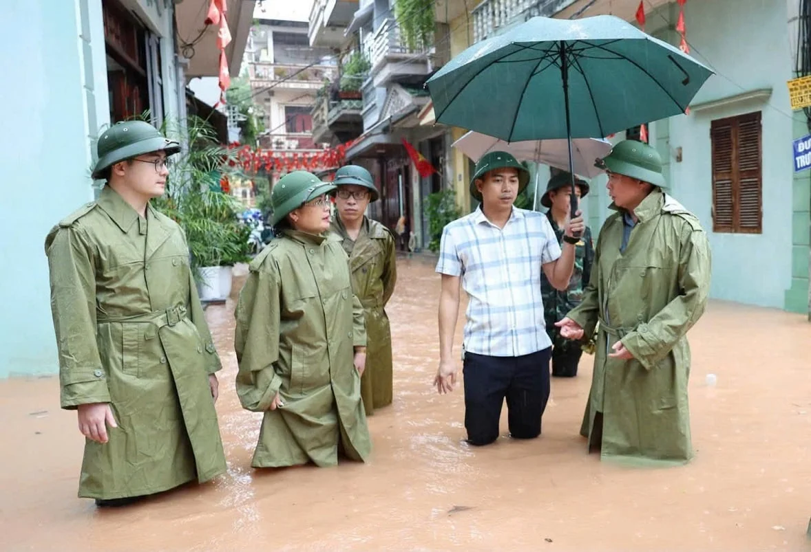 Phó Chủ tịch Thường trực UBND tỉnh Đinh Hữu Học (ngoài cùng bên phải) kiểm tra tình hình ứng phó mưa lũ tại phường Lương Văn Tri. Ảnh: Báo và PTTH Lạng Sơn.