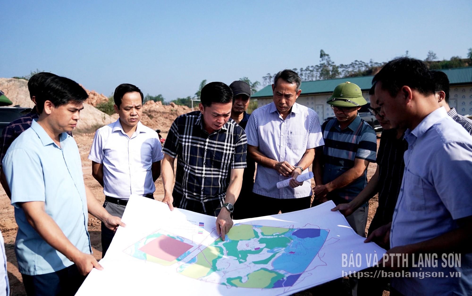 Đồng chí Đinh Hữu Học, Ủy viên Ban Thường vụ Tỉnh ủy, Phó Chủ tịch Thường trực UBND tỉnh xem xét phương án giải phóng mặt bằng dự án Cụm Công nghiệp Na Dương 3