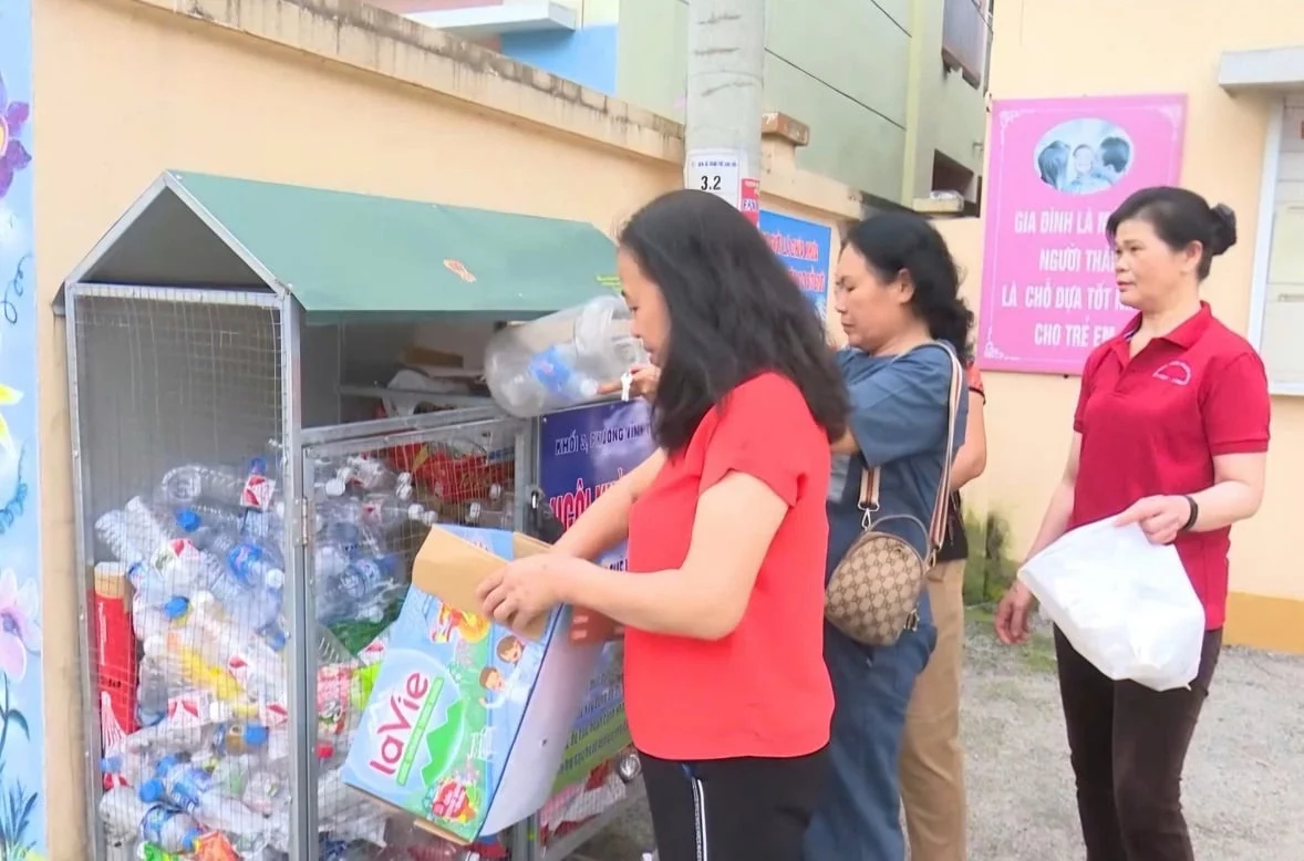 Người dân thu gom, phân loại chai nhựa và các loại rác thải có khả năng tái chế, góp phần giảm lượng rác thải sinh hoạt phải xử lý. Ảnh: Hoàng Nghĩa. Người dân thu gom, phân loại chai nhựa và các loại rác thải có khả năng tái chế, góp phần giảm lượng rác thải sinh hoạt phải xử lý. Ảnh: Hoàng Nghĩa.