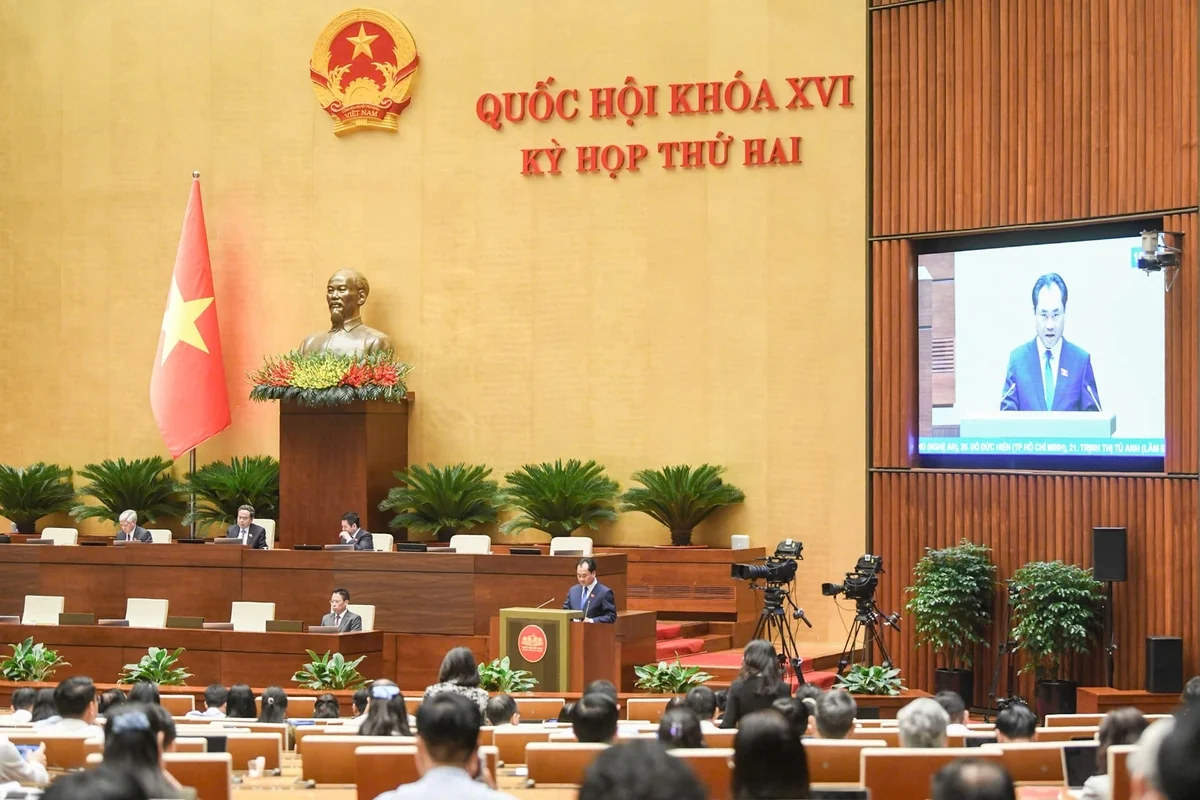 Bộ trưởng Trịnh Việt Hùng phát biểu tại Quốc hội sáng ngày 29/10. Ảnh: Như Ý.
